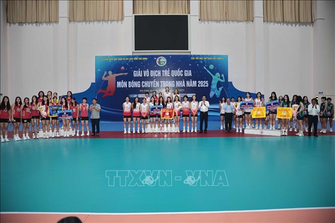 Ban Tổ chức trao giải cho các đội nữ. Ảnh: Thanh Hòa - TTXVN