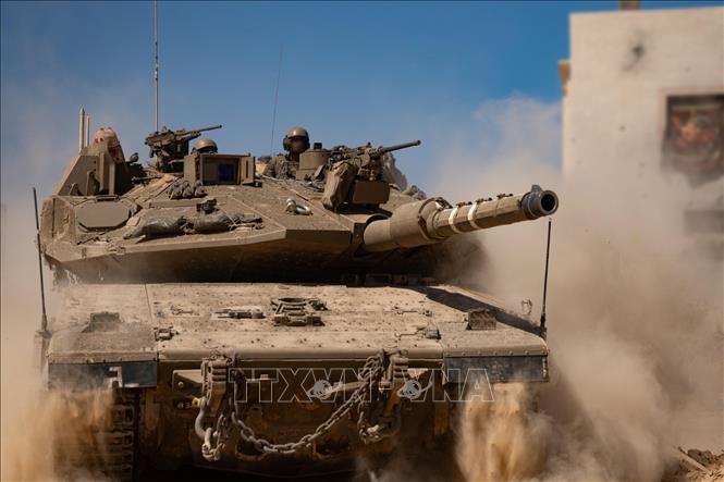 Binh sĩ và xe quân sự Israel tại Dải Gaza ngày 16/5/2025. Ảnh: THX/TTXVN