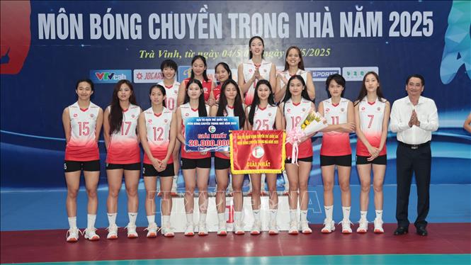 Ban Tổ chức trao giải Nhất cho đội nữ Binh chủng Thông tin - Đông Bắc. Ảnh: Thanh Hòa - TTXVN