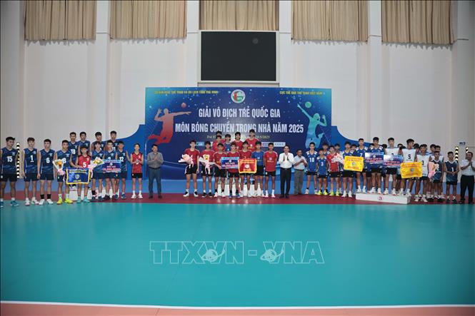Ban Tổ chức trao giải cho các đội nam. Ảnh: Thanh Hòa - TTXVN