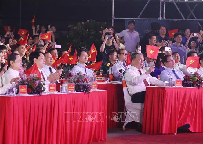 Tổng Bí thư Tô Lâm, Chủ tịch nước Lương Cường, Thủ tướng Phạm Minh Chính, Chủ tịch Quốc hội Trần Thanh Mẫn cùng các đồng chí Lãnh đạo Đảng, Nhà nước dự chương trình. Ảnh: Thống Nhất - TTXVN