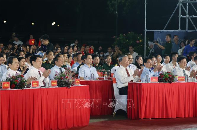 Tổng Bí thư Tô Lâm, Chủ tịch nước Lương Cường, Thủ tướng Phạm Minh Chính, Chủ tịch Quốc hội Trần Thanh Mẫn cùng các đồng chí Lãnh đạo Đảng, Nhà nước dự chương trình. Ảnh: Thống Nhất - TTXVN