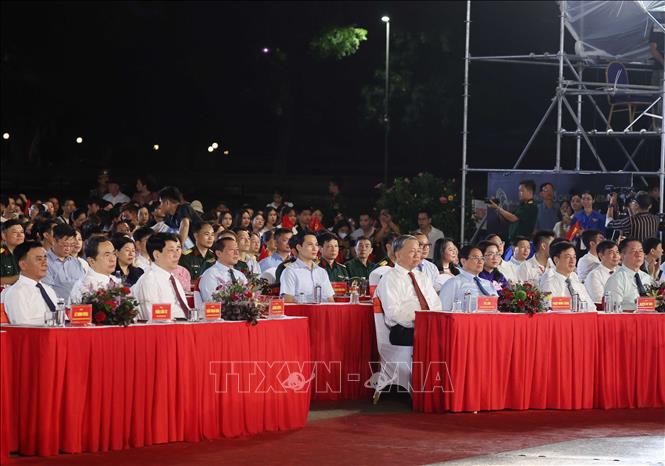 Tổng Bí thư Tô Lâm, Chủ tịch nước Lương Cường, Thủ tướng Phạm Minh Chính, Chủ tịch Quốc hội Trần Thanh Mẫn cùng các đồng chí Lãnh đạo Đảng, Nhà nước dự chương trình. Ảnh: Thống Nhất - TTXVN