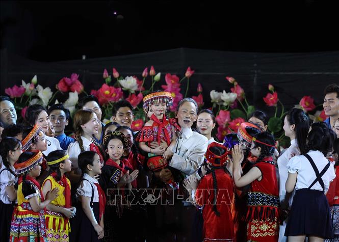 Hình tượng Chủ tịch Hồ Chí Minh với thiếu nhi được tái hiện tại chương trình. Ảnh: Thống Nhất -TTXVN