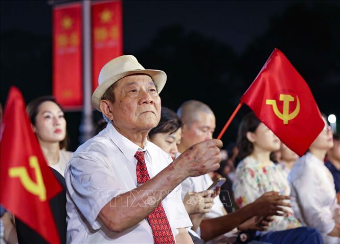 Khán giả và nhân dân theo dõi chương trình tại Quảng trường Ba Đình. Ảnh: Thanh Tùng - TTXVN