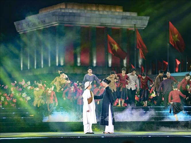 Hoạt cảnh: Cha - Con vì nghĩa lớn (trích vở “Nợ Nước Non) trong chương trình. Ảnh: Thanh Tùng - TTXVN