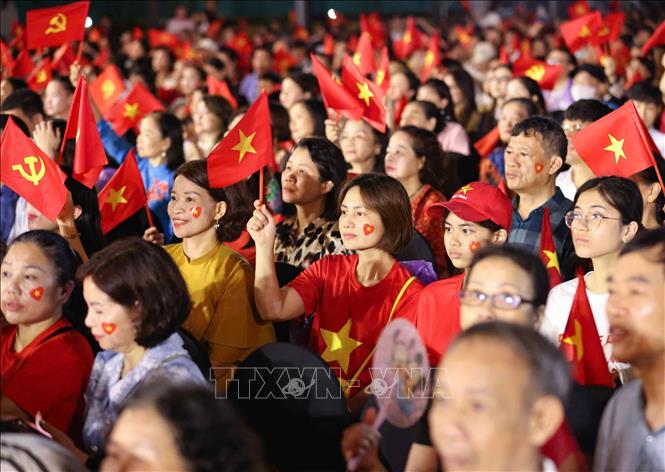 Khán giả và nhân dân theo dõi chương trình tại Quảng trường Ba Đình. Ảnh: Thanh Tùng - TTXVN