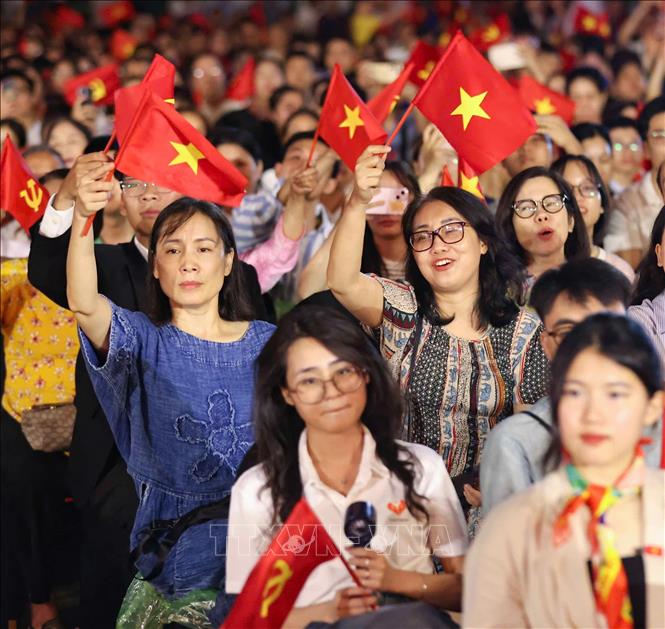 Khán giả và nhân dân theo dõi chương trình tại Quảng trường Ba Đình. Ảnh: Thanh Tùng - TTXVN