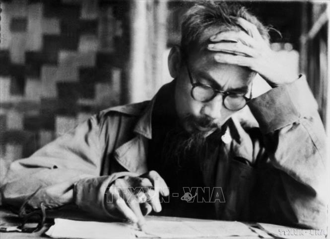 Chủ tịch Hồ Chí Minh làm việc tại Việt Bắc trong thời kỳ kháng chiến chống thực dân Pháp. Ảnh: TTXVN
