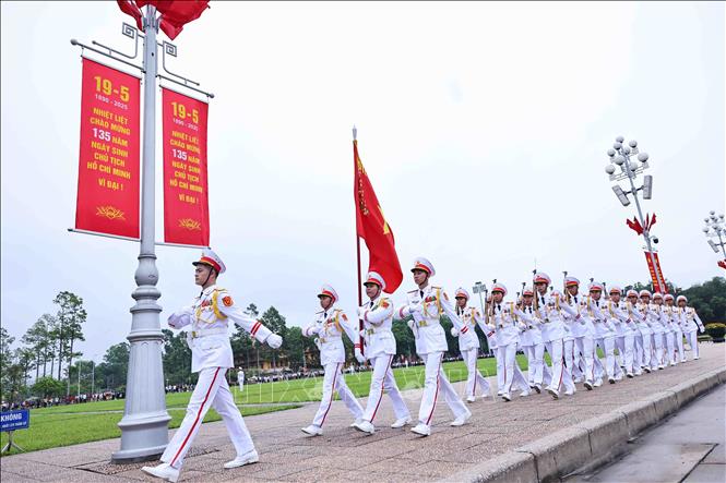 Đúng 6 giờ, đoàn quân kỳ Quyết Thắng thực hiện các nghi thức buổi lễ chào cờ thiêng liêng. Ảnh: Minh Đức – TTXVN