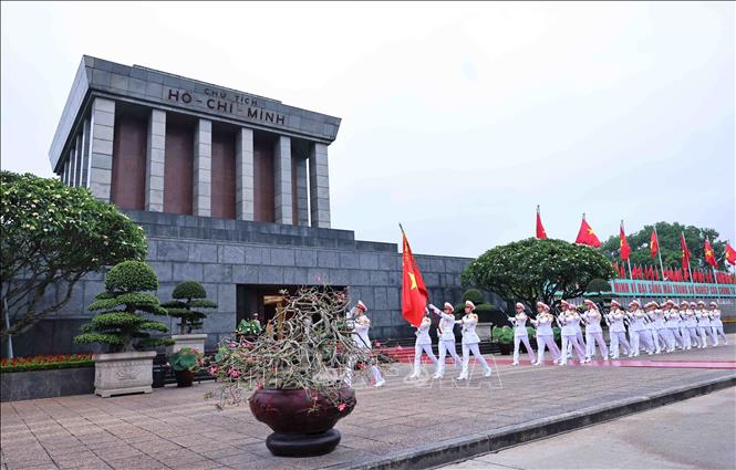 34 cán bộ, chiến sĩ Bộ Tư lệnh Bảo vệ Lăng Chủ tịch Hồ Chí Minh thực hiện các nghi thức buổi lễ chào cờ thiêng liêng trước Lăng Chủ tịch Hồ Chí Minh. Ảnh: Minh Đức – TTXVN
