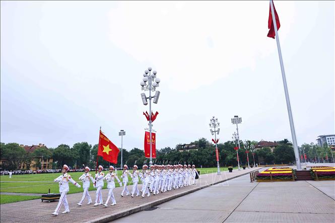 Đúng 6 giờ, đoàn quân kỳ Quyết Thắng thực hiện các nghi thức buổi lễ chào cờ thiêng liêng. Ảnh: Minh Đức – TTXVN