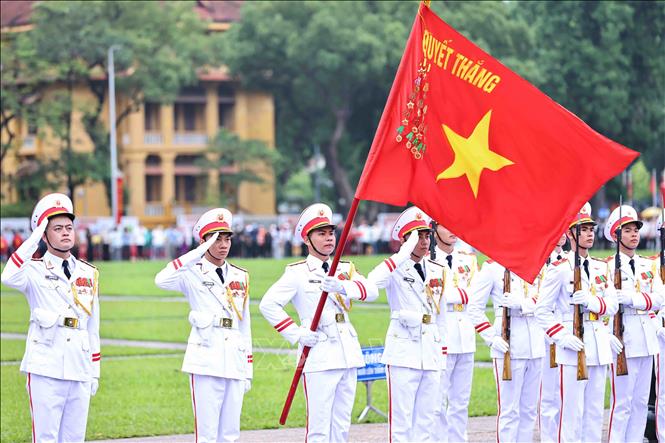 Đúng 6 giờ, đoàn quân kỳ Quyết Thắng thực hiện các nghi thức buổi lễ chào cờ thiêng liêng. Ảnh: Minh Đức – TTXVN