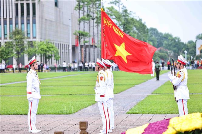 Đúng 6 giờ, đoàn quân kỳ Quyết Thắng thực hiện các nghi thức buổi lễ chào cờ thiêng liêng. Ảnh: Minh Đức – TTXVN