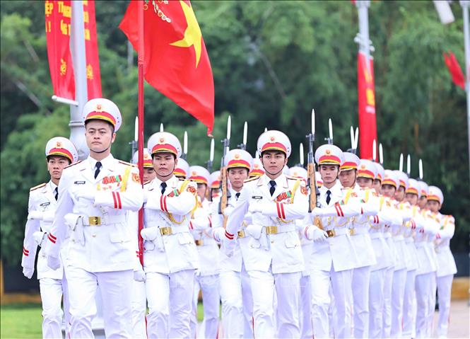 Đúng 6 giờ, đoàn quân kỳ Quyết Thắng thực hiện các nghi thức buổi lễ chào cờ thiêng liêng. Ảnh: Minh Đức – TTXVN