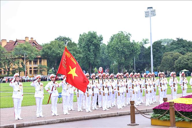 Lễ chào cờ trang trọng do cán bộ, chiến sĩ Bộ Tư lệnh Bảo vệ Lăng Chủ tịch Hồ Chí Minh thực hiện. Ảnh: Minh Đức – TTXVN