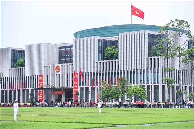Ngay từ sáng sớm, nhiều người dân đã đến Quảng trường Ba Đình để chứng kiến lễ chào cờ thiêng liêng. Ảnh: Minh Đức – TTXVN