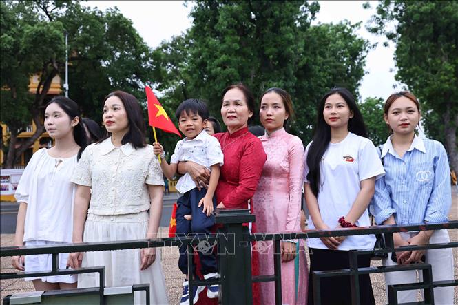 Ngay từ sáng sớm, nhiều người dân đã đến Quảng trường Ba Đình để chứng kiến lễ chào cờ thiêng liêng. Ảnh: Minh Đức – TTXVN
