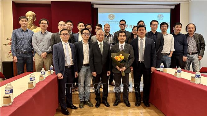 Các thành viên Mạng lưới chuyên gia năng lượng hạt nhân người Việt Nam ở nước ngoài chụp ảnh lưu niệm. Ảnh : Thu Hà - P/v TTXVN tại Pháp