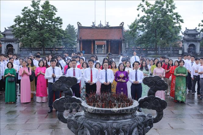 Các đại biểu dâng hương tại Văn miếu tỉnh Vĩnh Phúc. Ảnh: Hoàng Hùng-TTXVN