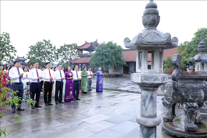 Các đại biểu dâng hương tại Văn miếu tỉnh Vĩnh Phúc. Ảnh: Hoàng Hùng-TTXVN