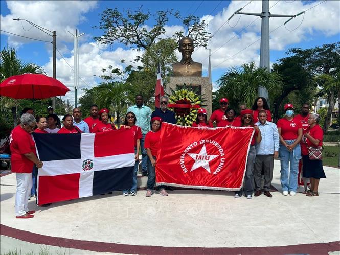 Phong trào Cánh Tả Thống Nhất (MIU) của Cộng hòa Dominicana dâng hoa trước tượng đài Chủ tịch Hồ Chí Minh tại Quảng trường mang tên Người ở thành phố Santo Domingo Este, tỉnh Santo Domingo. Ảnh: TTXVN phát