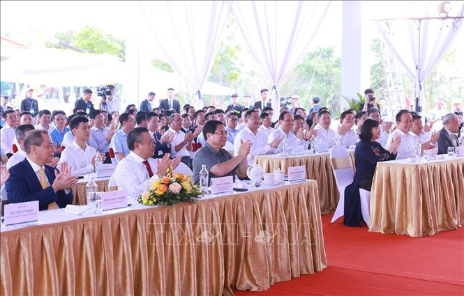 Thủ tướng Phạm Minh Chính và các đại biểu dự lễ khởi công Dự án đầu tư xây dựng cầu Tứ Liên. Ảnh: Dương Giang-TTXVN
