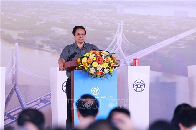 Thủ tướng Phạm Minh Chính phát biểu tại lễ khởi công Dự án đầu tư xây dựng cầu Tứ Liên. Ảnh: Dương Giang-TTXVN
