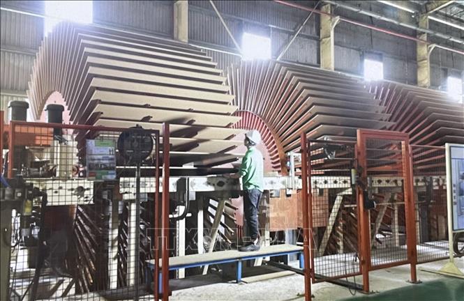Dây chuyền công nghệ sản xuất gỗ MDF của Công ty Gỗ MDF Kiên Giang. Ảnh: TTXVN phát