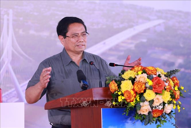 Thủ tướng Phạm Minh Chính phát biểu tại lễ khởi công Dự án đầu tư xây dựng cầu Tứ Liên. Ảnh: Dương Giang-TTXVN

