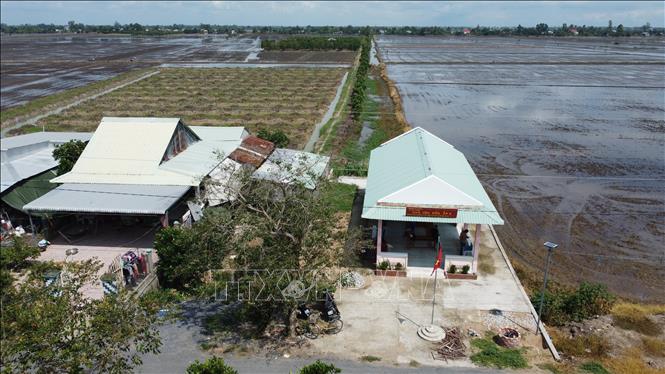 Nhà văn hóa ấp 3 và một chuồng bò “mọc lên” khiến lối đi chung ra đồng ruộng của người dân ở xã Gáo Giồng, huyện Cao Lãnh bị chắn lấp. Ảnh: Nhựt An - TTXVN