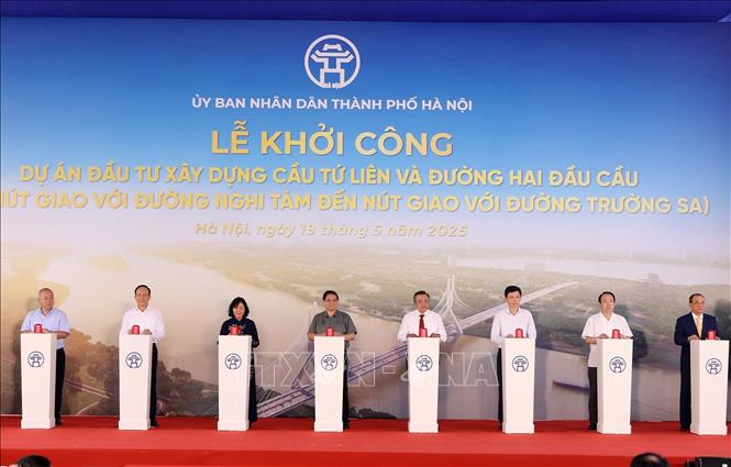 Thủ tướng Phạm Minh Chính và các đại biểu phát lệnh khởi công Dự án đầu tư xây dựng cầu Tứ Liên và đường hai đầu cầu. Ảnh: Quốc Khánh - TTXVN