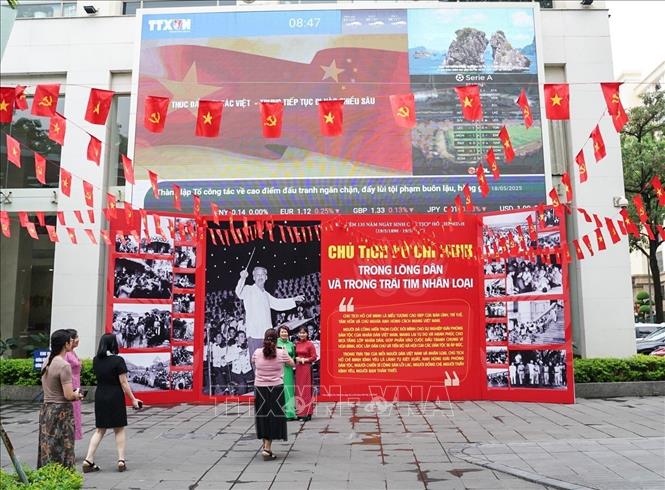 Người dân Thủ đô đến lưu lại những khoảnh khắc ý nghĩa trong Ngày kỷ niệm 135 năm Ngày sinh Chủ tịch Hồ Chí Minh tại trụ sở TTXVN (số 5 Lý Thường Kiệt, Hà Nội). Ảnh: Khánh Hoà - TTXVN