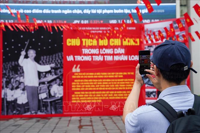 Người dân Thủ đô tham quan trưng bày ảnh 