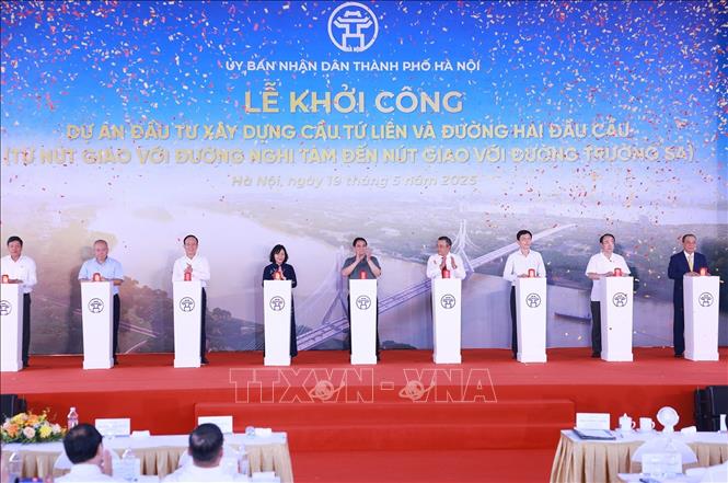Thủ tướng Phạm Minh Chính và các đại biểu khởi công Dự án đầu tư xây dựng cầu Tứ Liên. Ảnh: Dương Giang-TTXVN