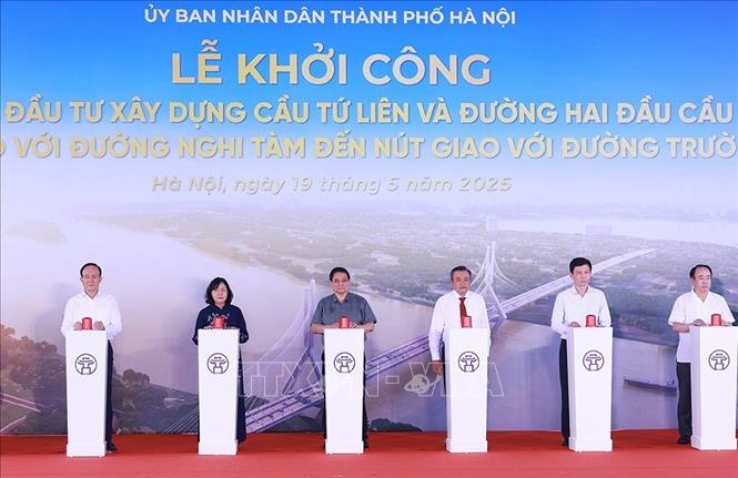 Thủ tướng Phạm Minh Chính và các đại biểu khởi công Dự án đầu tư xây dựng cầu Tứ Liên. Ảnh: Dương Giang-TTXVN