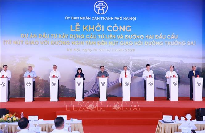 Thủ tướng Phạm Minh Chính và các đại biểu khởi công Dự án đầu tư xây dựng cầu Tứ Liên. Ảnh: Dương Giang-TTXVN