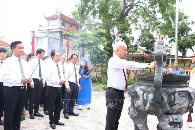 Bí thư Thành ủy Hải Dương Lê Đình Long dâng hương tưởng niệm Chủ tịch Hồ Chí Minh. Ảnh: Mạnh Minh – TTXVN