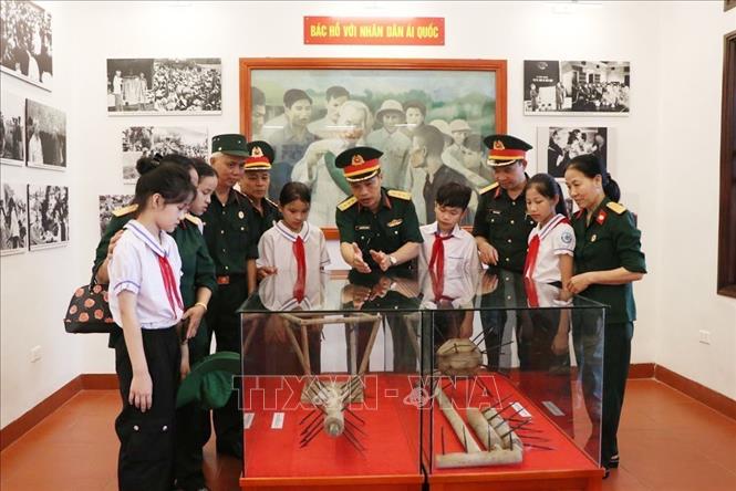 Nhà tưởng niệm Chủ tịch Hồ Chí Minh với nhiều tư liệu, hiện vật quý trở thành địa chỉ đỏ giáo dục truyền thống cách mạng, lòng yêu nước cho thế hệ trẻ. Ảnh: Mạnh Minh – TTXVN