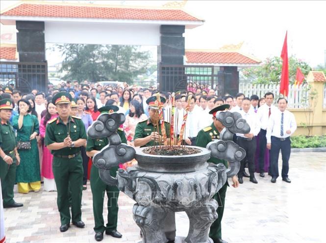 Các tầng lớp nhân dân thành phố Hải Dương dâng hương tưởng nhớ và tri ân công lao to lớn của Chủ tịch Hồ Chí Minh. Ảnh: Mạnh Minh - TTXVN