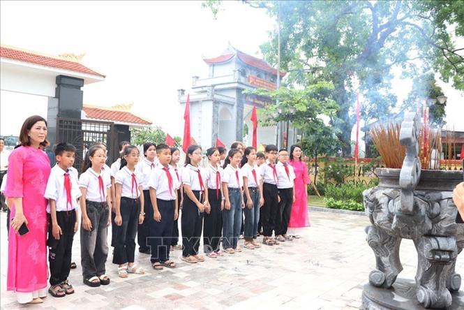 Cô và trò trường Tiểu học Ái Quốc, thành phố Hải Dương, tri ân công lao của Chủ tịch Hồ Chí Minh. Ảnh: Mạnh Minh – TTXVN