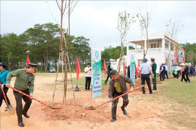 Các cán bộ, công chức, người lao động tham gia trồng cây hưởng ứng lễ phát động trồng cây. Ảnh: Nguyễn Dũng - TTXVN 