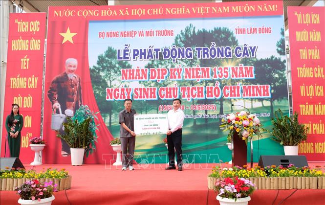 Lãnh đạo Cục Lâm nghiệp và Kiểm lâm trao biểu trưng tặng 5.500 cây giống của Bộ Nông nghiệp và Môi trường cho tỉnh Lâm Đồng. Ảnh: Nguyễn Dũng – TTXVN 