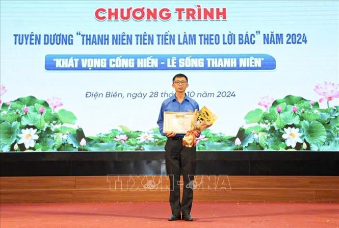 Thầy giáo Lò Văn Cường, Trường Phổ thống Dân tộc nội trú THPT huyện Tuần Giáo (tỉnh Điện Biên) là thanh niên tiêu biểu của tỉnh tham dự 