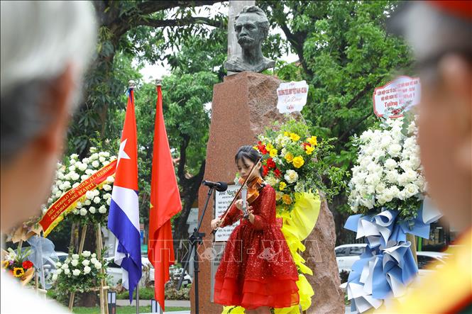 Nghệ sĩ violin Linh Nga biểu diễn bài 