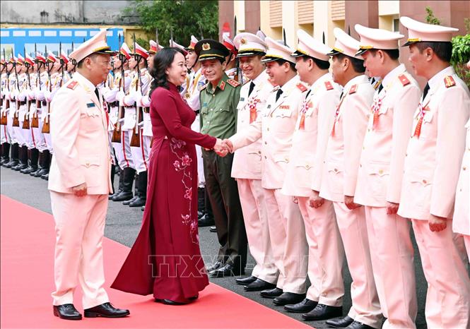 Phó Chủ tịch nước Võ Thị Ánh Xuân với các đồng chí lãnh đạo Bộ Tư lệnh Cảnh vệ, Bộ Công an. Ảnh: Phạm Kiên - TTXVN