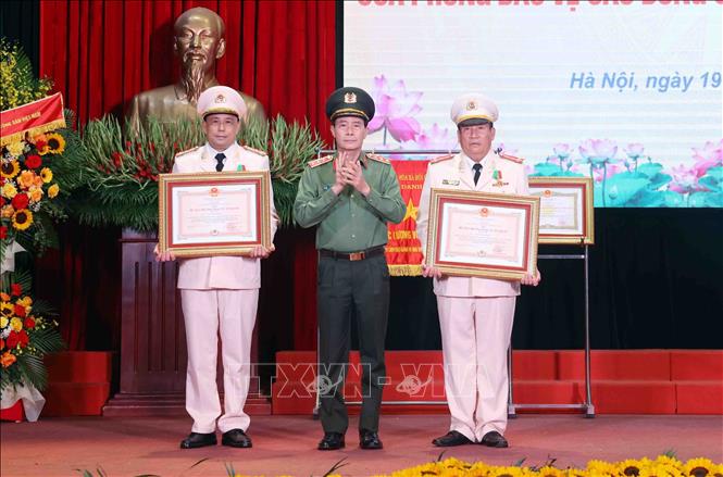 Thượng tướng Lê Quốc Hùng, Thứ trưởng Bộ Công an trao Huân chương Chiến công hạng Nhì cho các đồng chí Phòng Bảo vệ các đồng chí Lãnh đạo Đảng và Nhà nước (Bộ Công an) có thành tích xuất sắc. Ảnh: Phạm Kiên - TTXVN