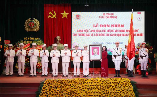 Phó Chủ tịch nước Võ Thị Ánh Xuân trao bức hình chân dung Chủ tịch Hồ Chí Minh tặng Phòng Bảo vệ các đồng chí Lãnh đạo Đảng và Nhà nước thuộc Bộ Tư lệnh Cảnh vệ, Bộ Công an. Ảnh: Phạm Kiên - TTXVN