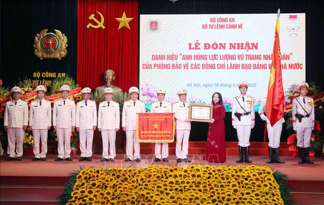 Phó Chủ tịch nước Võ Thị Ánh Xuân trao Danh hiệu “Anh hùng lực lượng vũ trang nhân dân” cho Phòng Bảo vệ các đồng chí Lãnh đạo Đảng và Nhà nước thuộc Bộ Tư lệnh Cảnh vệ, Bộ Công an. Ảnh: Phạm Kiên - TTXVN