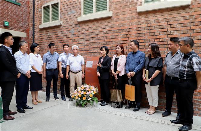 Tổng Lãnh sự Lê Đức Hạnh ôn lại những kỷ niệm về năm tháng hoạt động cách mạng và chủ trì Hội nghị thành lập Đảng Cộng sản Việt Nam của Chủ tịch Hồ Chí Minh tại Hong Kong. Ảnh: Xuân Vịnh-PV TTXVN tại Hong Kong (Trung Quốc)